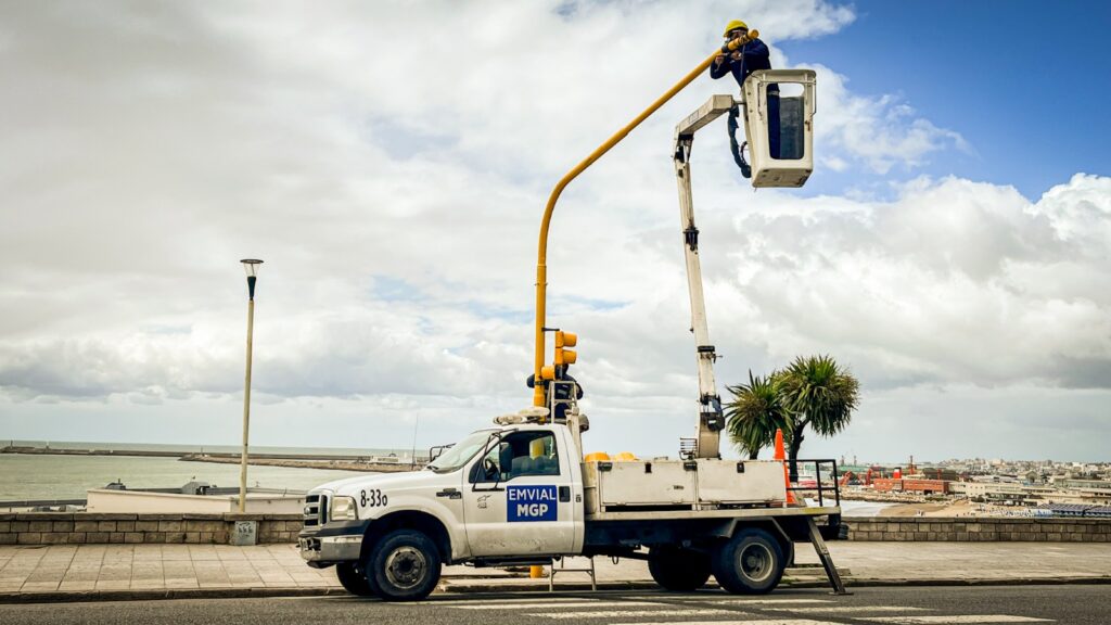 Un nuevo semáforo se suma a regular el tránsito en Mar del Plata