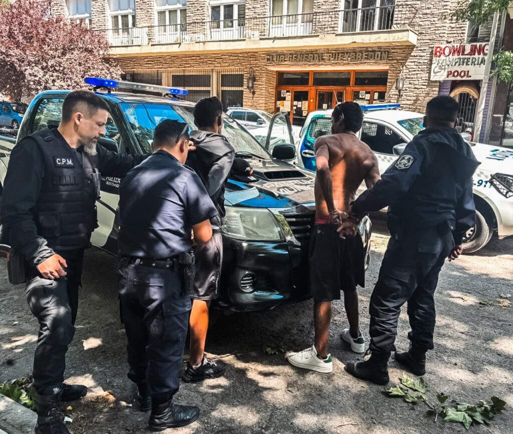 Trapitos protagonizaron disturbios frente a la Municipalidad y terminaron aprehendidos