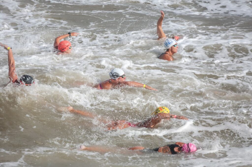 Playa deportiva del EMDER: torneos de beach tennis y la edición 47 de la carrera de aguas abiertas Guillermo Volpe