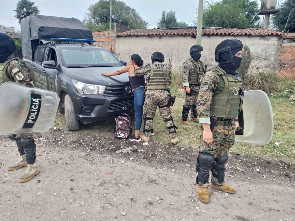 Videos: se realizó un mega operativo de saturación en el barrio Belgrano que terminó con dos aprehendidos