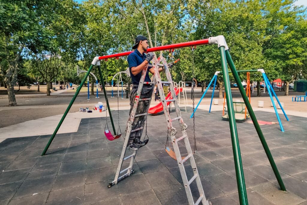 Avanzan con tareas de mantenimiento integral en una de las plazas más concurridas