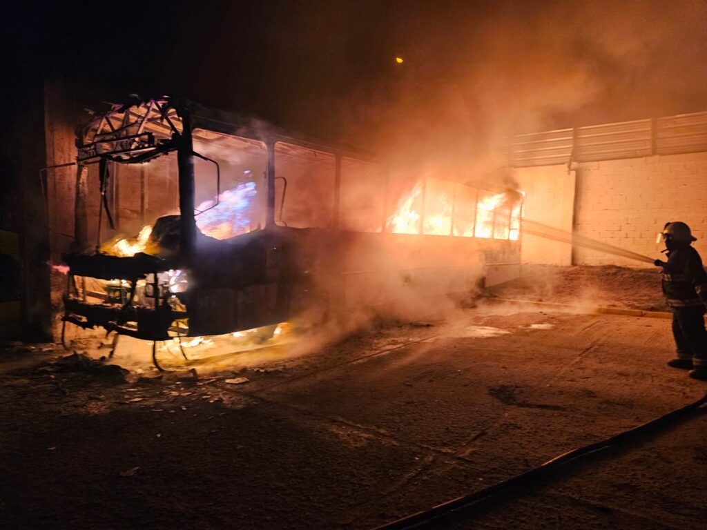 Video: impactante incendio de un colectivo fue controlado por los bomberos