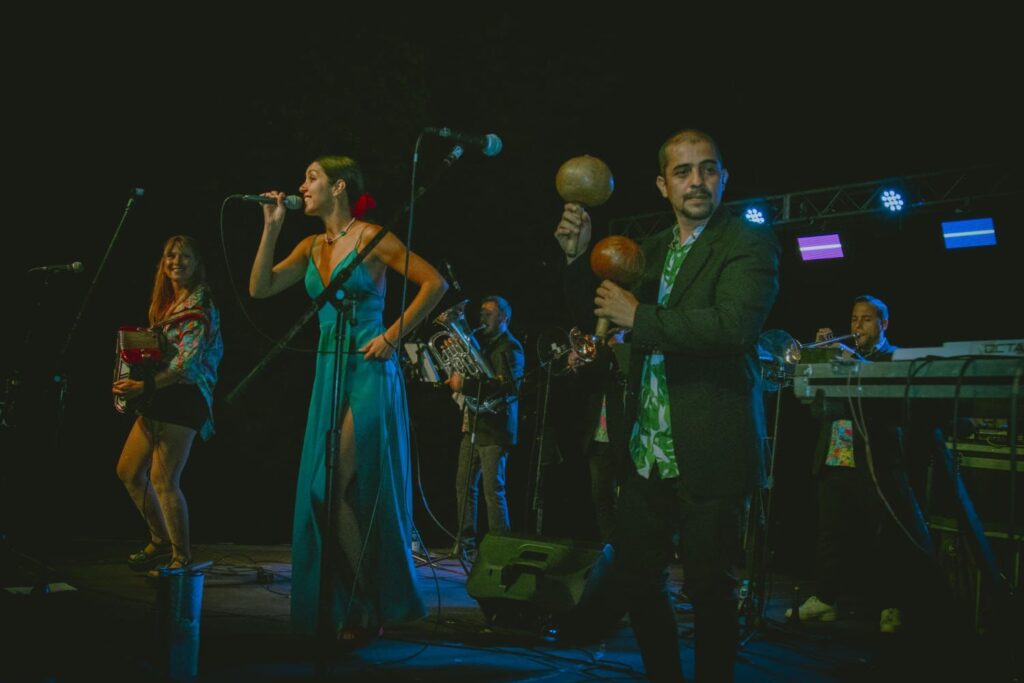 Orquesta Cumbia Grande se presenta junto a Charo Bogarín y Miss Bolivia