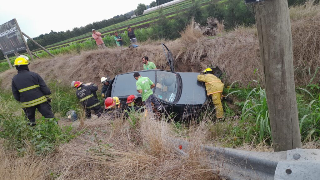 Despistó un automóvil en el Camino San Francisco y debieron rescatar a un hombre y una mujer embarazada