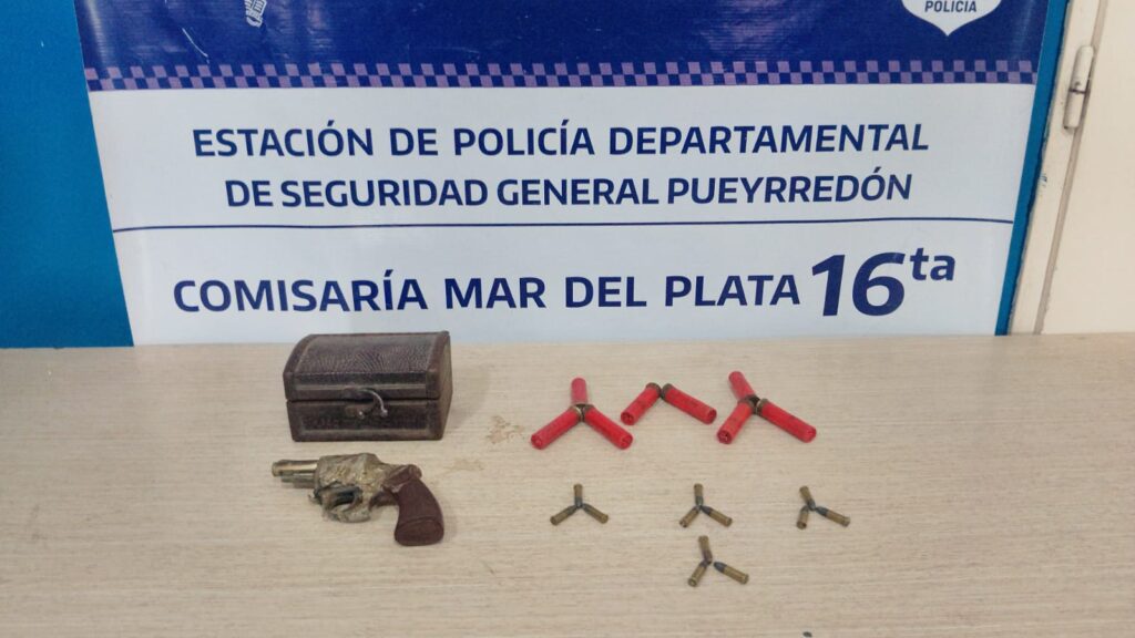 Amenazaron a una mujer en la vía pública con un arma, los allanaron y terminaron aprehendidos