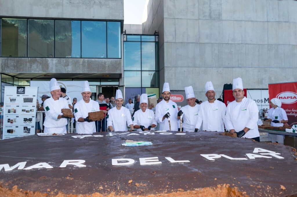 Celebran el cumpleaños de Mar del Plata con el alfajor gigante más grande del país: ¿Cuánto pesa?