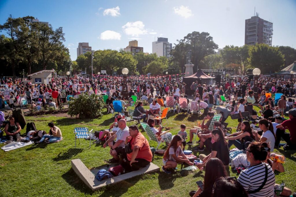 Sabores Sobre Ruedas y Expo Emprendedores en Plaza Mitre