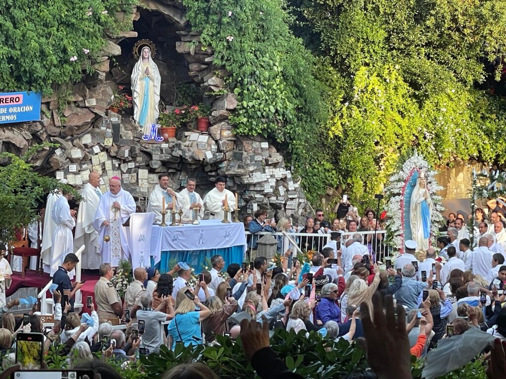 Multitudinaria fiesta en honor a la Virgen de Lourdes en el Puerto de Mar del Plata