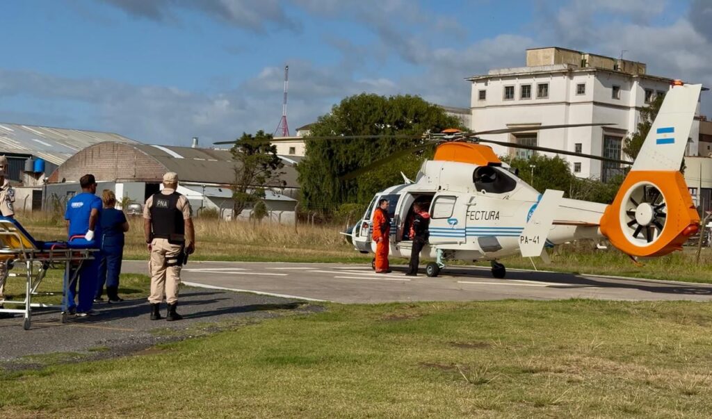 Video: Prefectura aeroevacuó a un tripulante que sufría una hemorragia digestiva