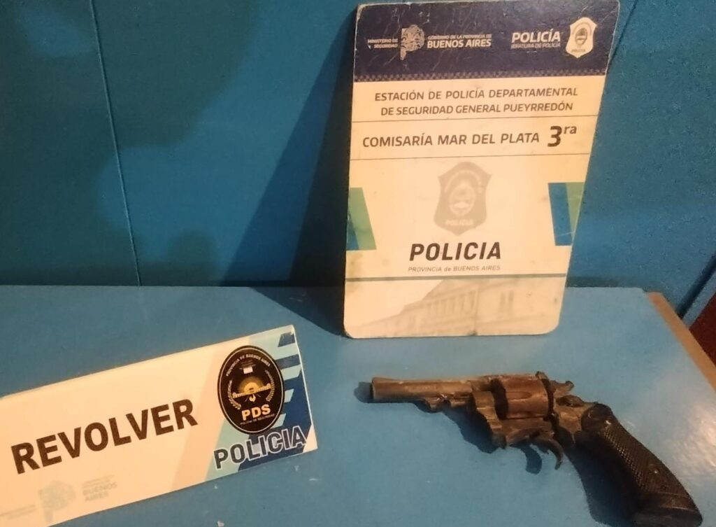 Descartó un revólver y dinero al ver a un móvil policial pero no logró escapar