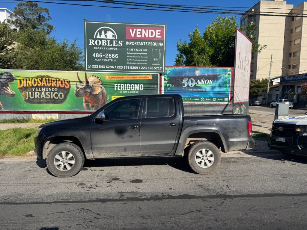 Estaba inhabilitado para conducir e intentó escapar de la policía en una Amarok sin patentes