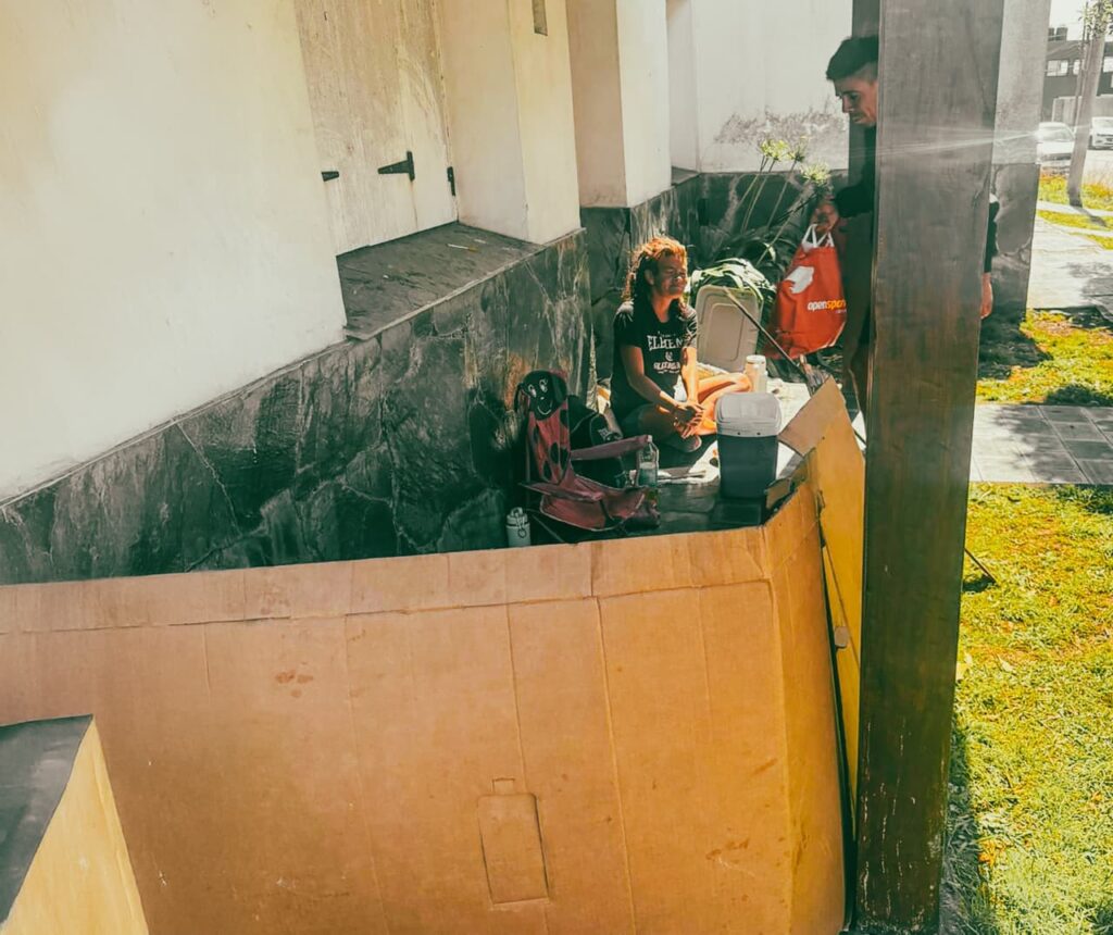 Dormía entre cartones en un acampe ileal, se puso violento con la patrulla municipal y terminó aprehendido