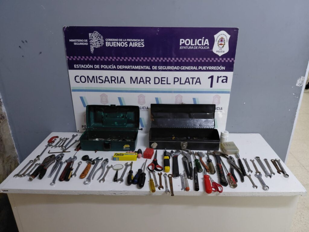En situación de calle y semidesnudo rompió el vidrio de una camioneta con una piedra portando una réplica