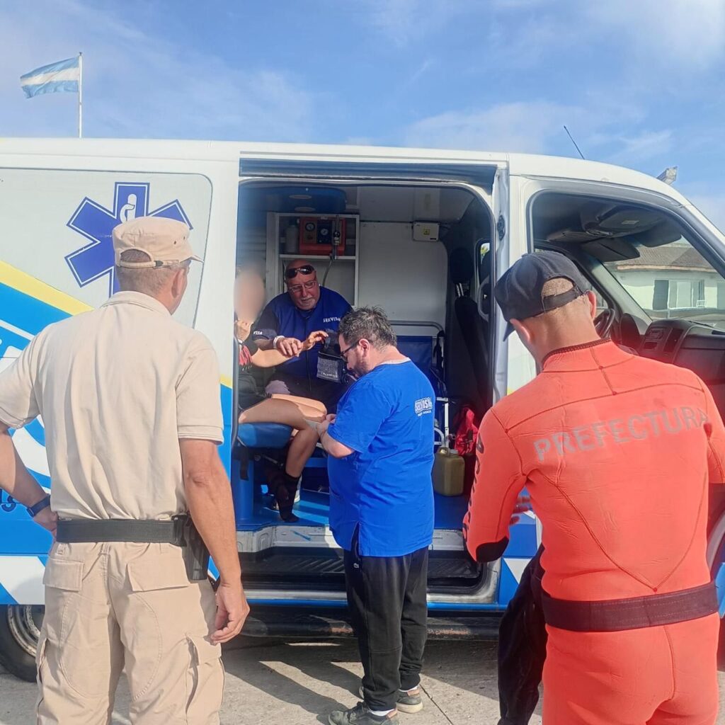Prefectura asistió a una mujer que cayó al agua y sufrió un traumatismo facial