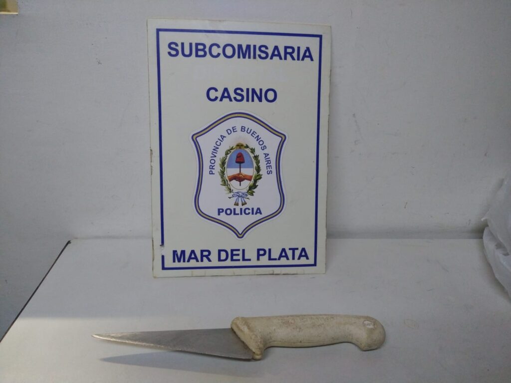 En plena Rambla se pelearon dos personas en situación de calle y una resultó herida con un cuchillo