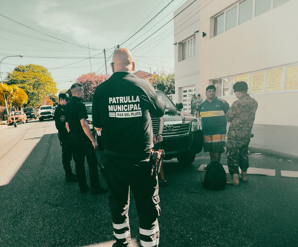 Aprehendidos: lavaban autos en la calle, los denunciaron los vecinos y terminaron insultando a los agentes de la Patrulla…