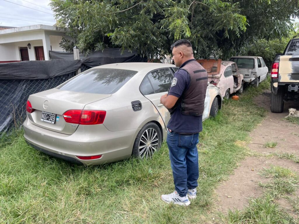 Todo mal: un aprehendido tras la clausura de un taller clandestino que tenía un auto robado