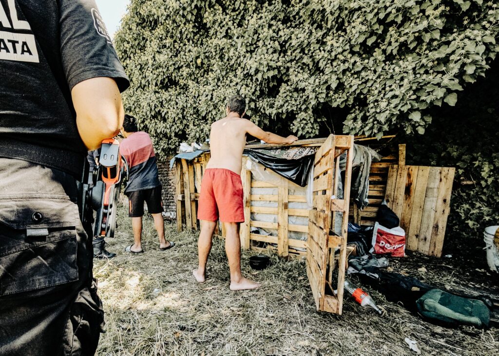 Desmantelaron una ocupación ilegal que ponía en riesgo a los vecinos