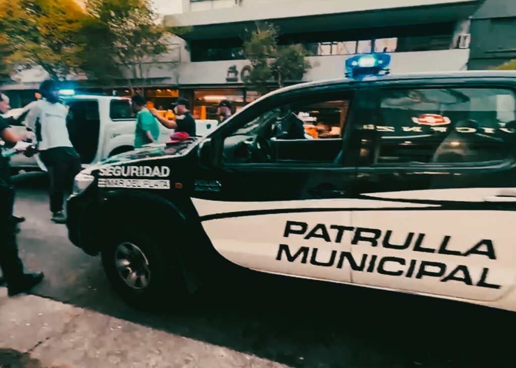 Extorsionaban a vecinos pidiendo dinero por el estacionamiento en la vía pública y se enfrentaron con la patrulla municipal