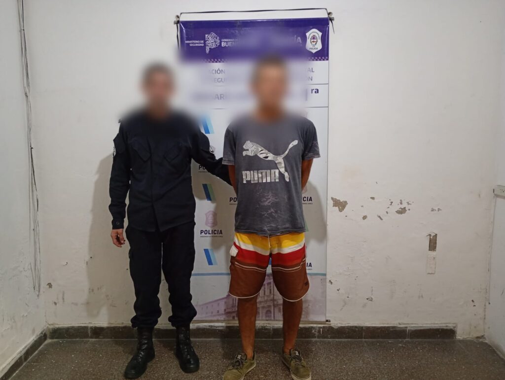 Circulaba en moto sin registro y ante un control intentó coimear a la policía