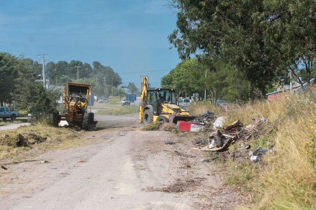 El Municipio realizó trabajos de puesta en valor del cantero central de la calle Einstein entre Mario Bravo y Jorge Newbery