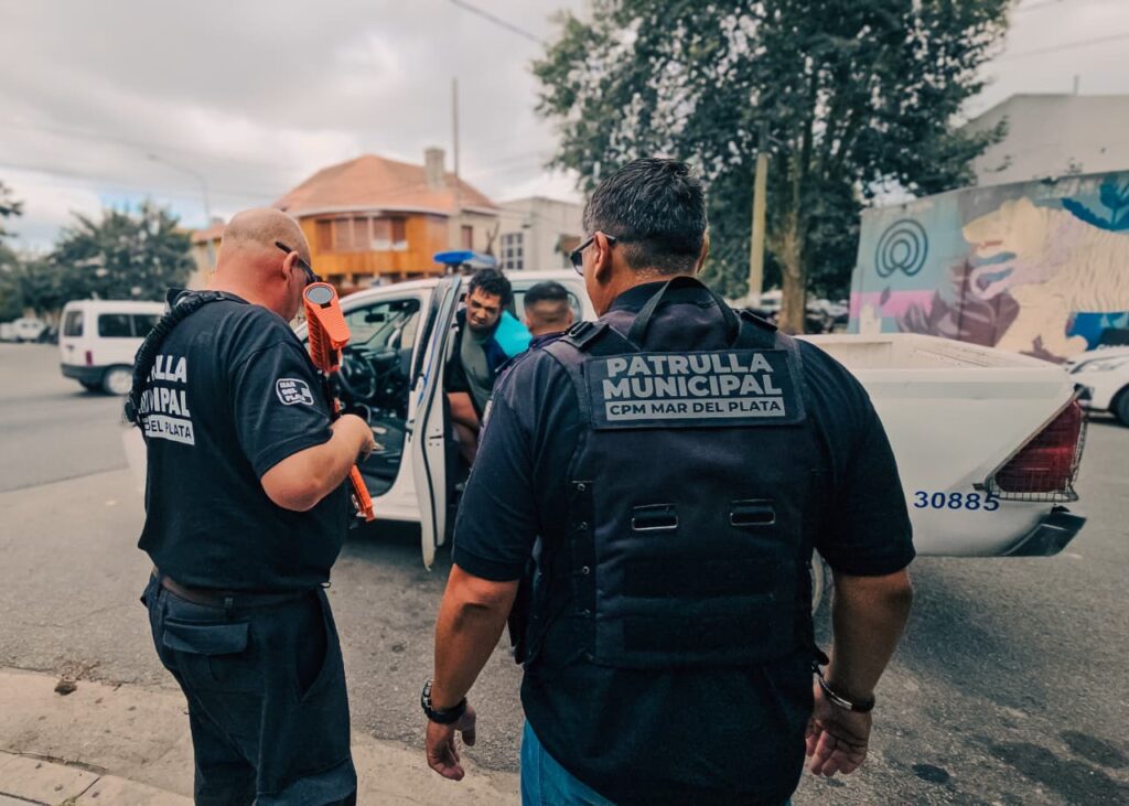 Denuncia de vecinos, operativo de desalojo en pleno centro tras ocupación ilegal de una vivienda y un violento aprehendido