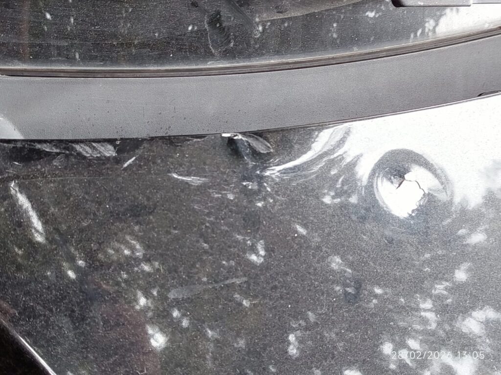 Cuidacoches discutió con la propietaria de un vehículo y le arrojó piedras: terminó en Batán