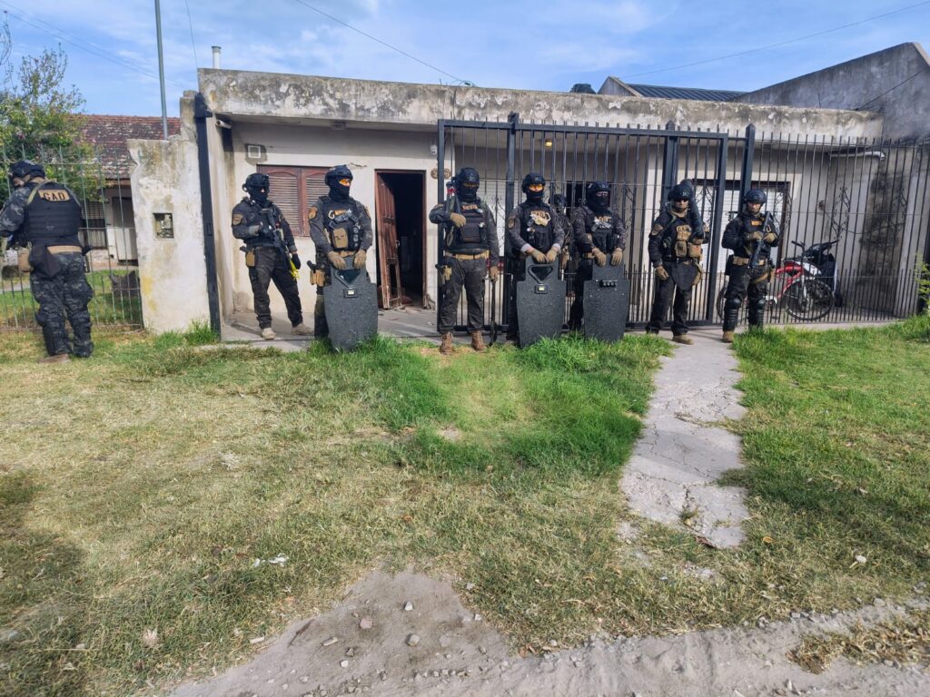 Lo acusan de balear a un hombre en la cabeza, lo allanaron y terminó detenido