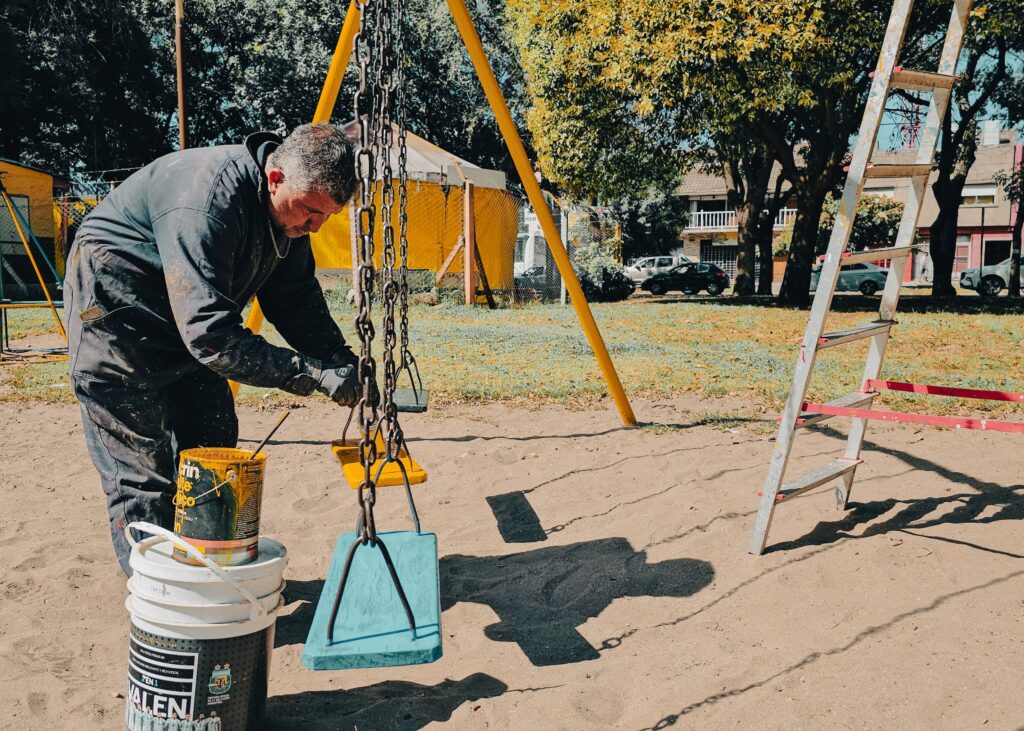 Avanzan con tareas de mejoras en una popular plaza de Mar del Plata