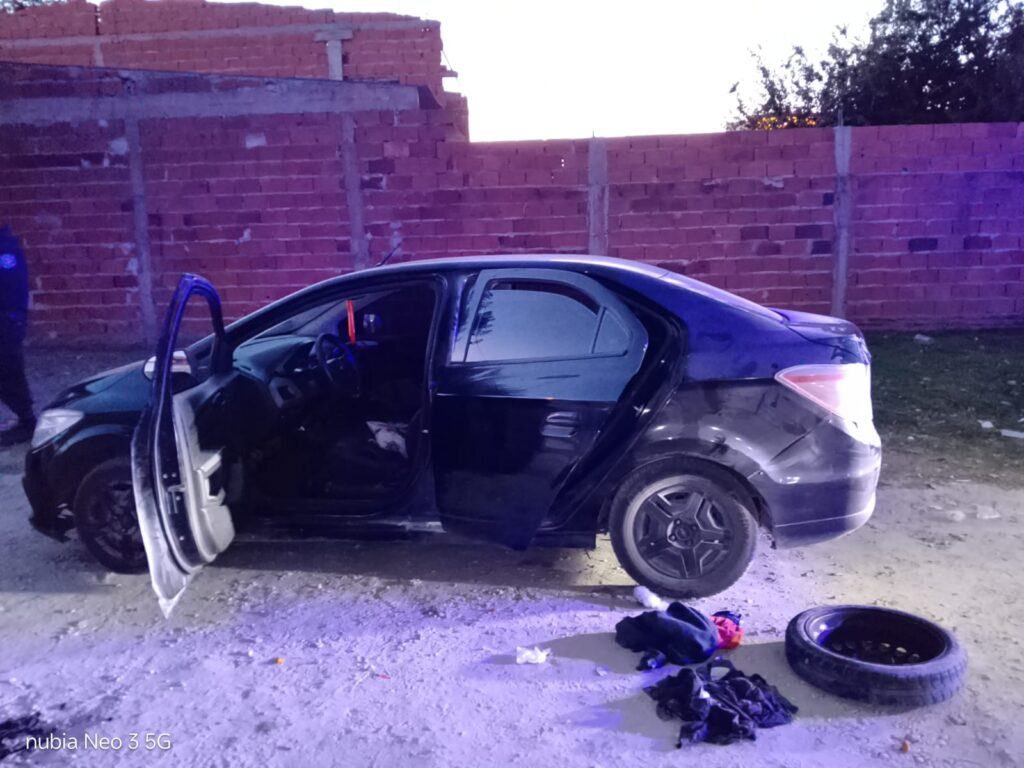 Robaron a un conductor de una app, lo escondieron en el baúl y prendieron fuego el auto