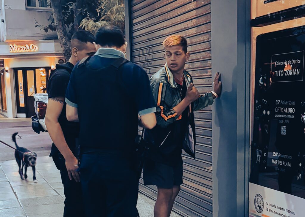 Tenía pedido de captura, agredió a una mujer e intentó autolesionarse en pleno centro