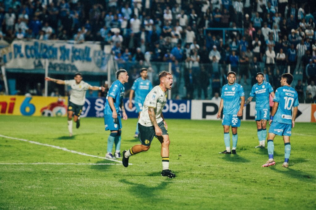 Aldosivi se trajo un punto de oro de Tucumán incluso con uno menos