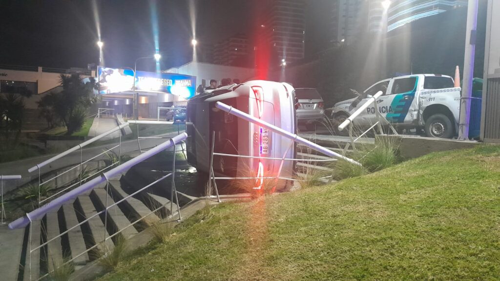 Joven de 18 años volcó un Audi sin papeles en las escalinatas del complejo La Normandina