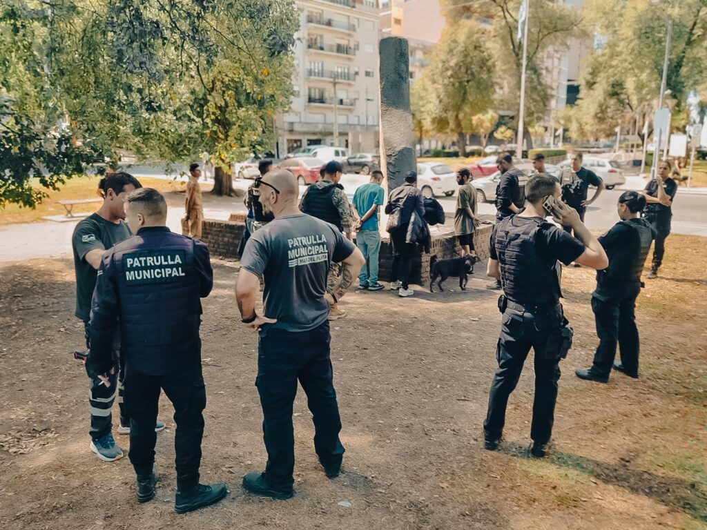 Tomaban alcohol y generaban disturbios en pleno centro hasta que llegó la Patrulla Municipal: siete aprehendidos