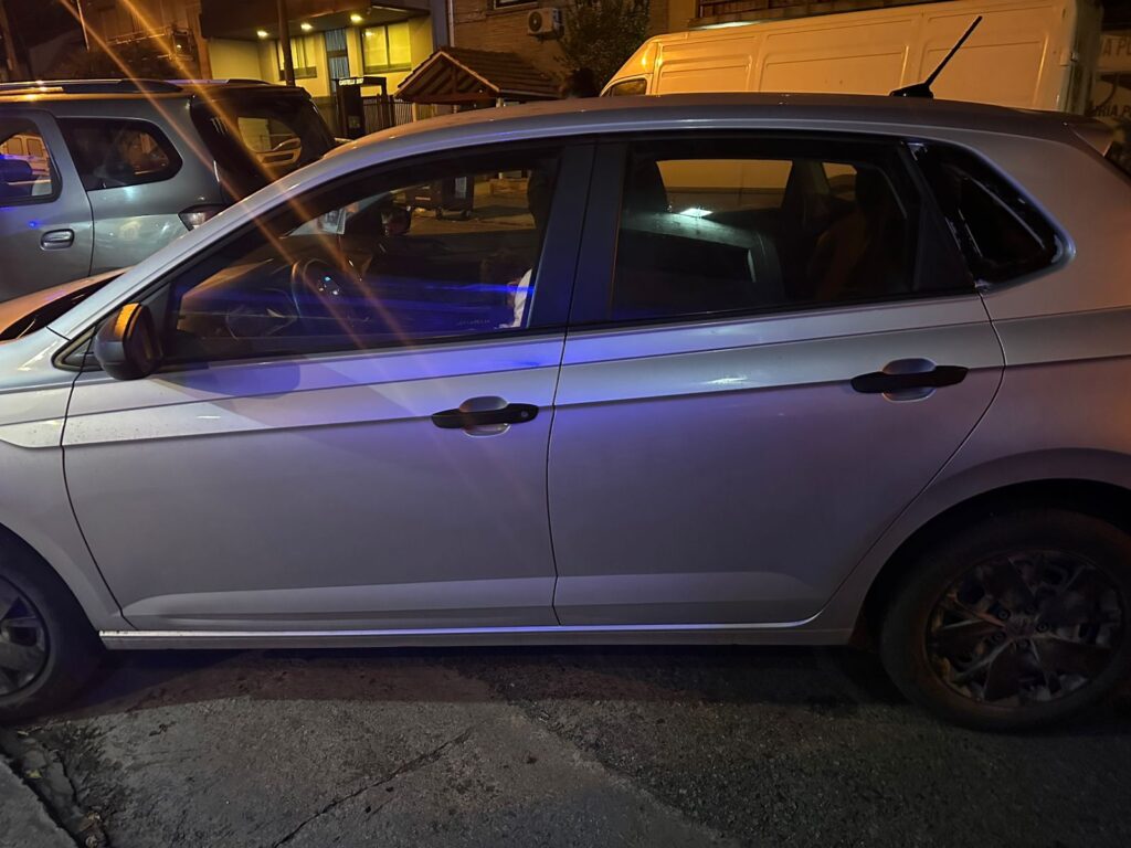 Otro menor aprehendido: rompió el vidrio de un auto y robó una billetera