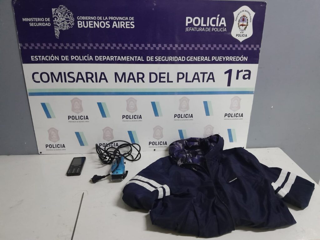 Dos hombres y una mujer atacaron a un hombre para robarle en pleno centro y rompieron un patrullero