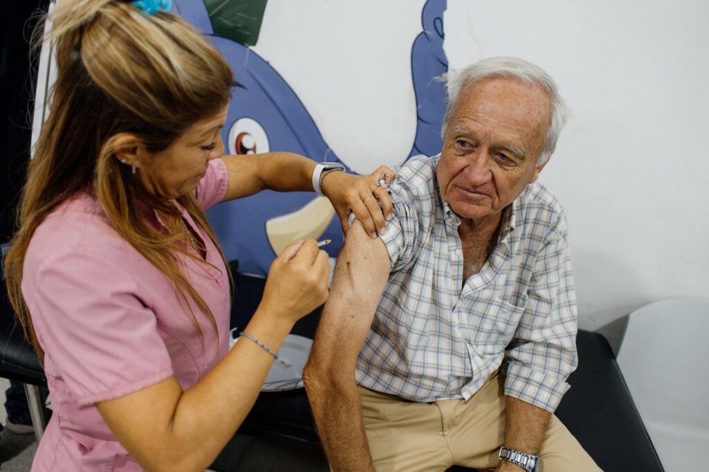 Sigue adelante la campaña de vacunación antigripal para mayores de 65 años y personal de salud