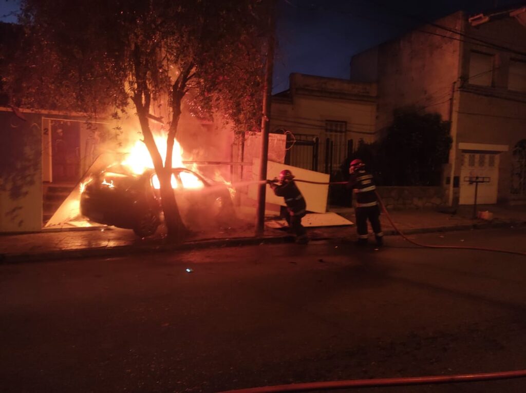 Con un auto robado y borrachas se estrellaron contra una casa: bomberos y personal de Camuzzi evitaron una tragedia