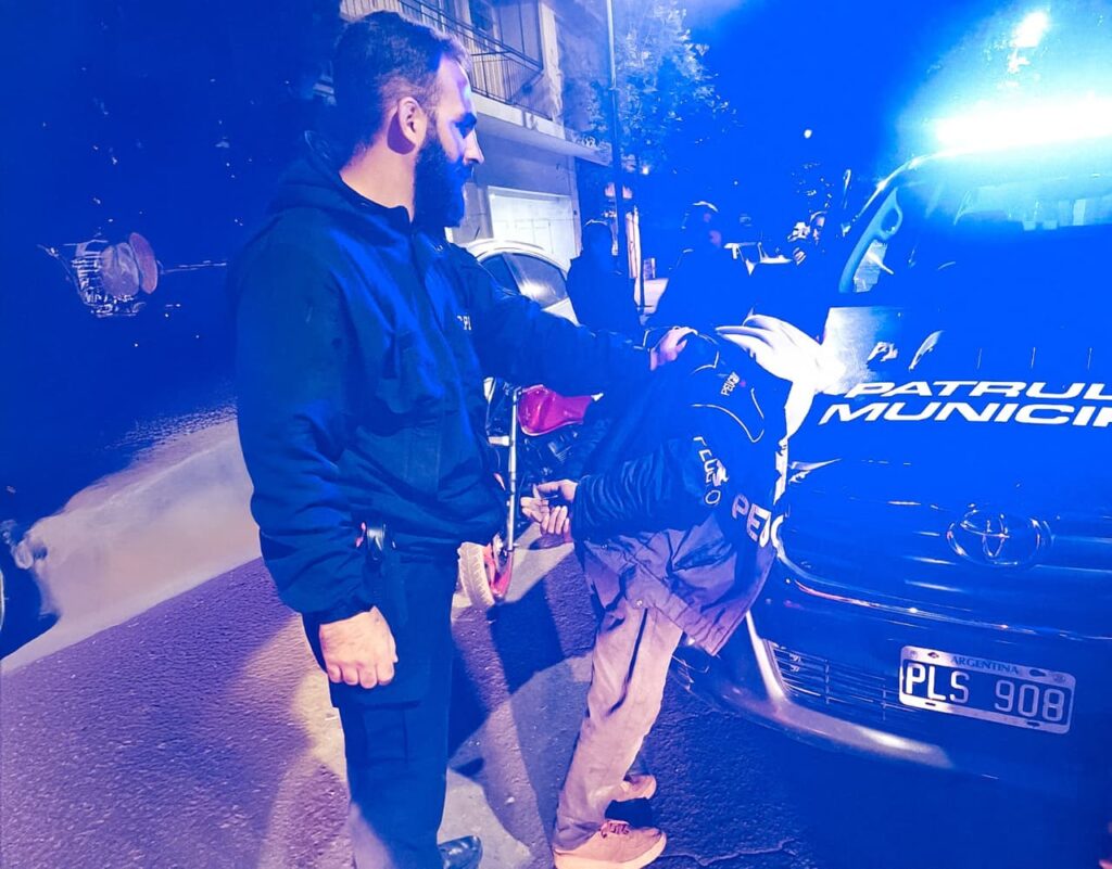 Motociclista evadió un control, chocó y le pegó una piña a un agente de la Patrulla Municipal