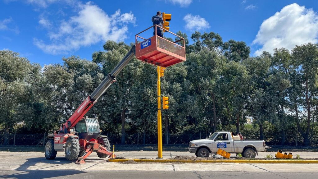 Ya están operativos los nuevos semáforos de la avenida Jorge Newbery