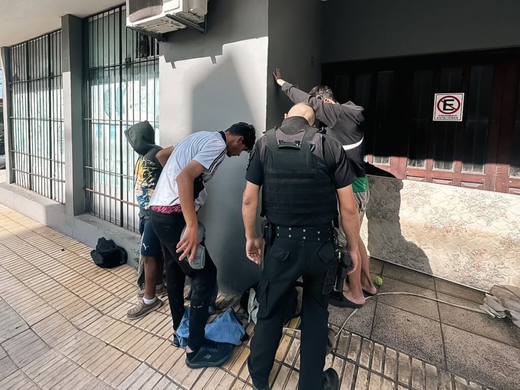 Vecinos denunciaron a tres sujetos que acampaban en la vía pública: uno se peleó con la Patrulla Municipal
