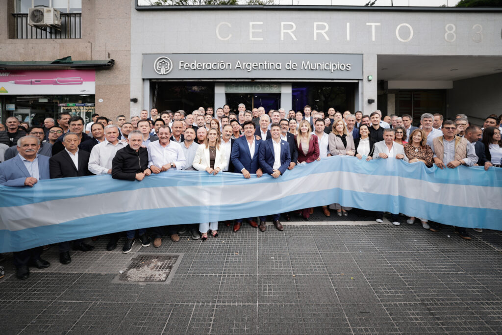 Kicillof se reunió con más de cien intendentes que presentaron un reclamo en el Ministerio de Economía de la Nación