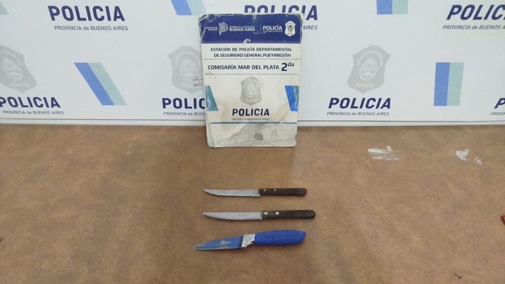 Intentó robar a un ciclista en plena avenida amenazándolo con varios cuchillos
