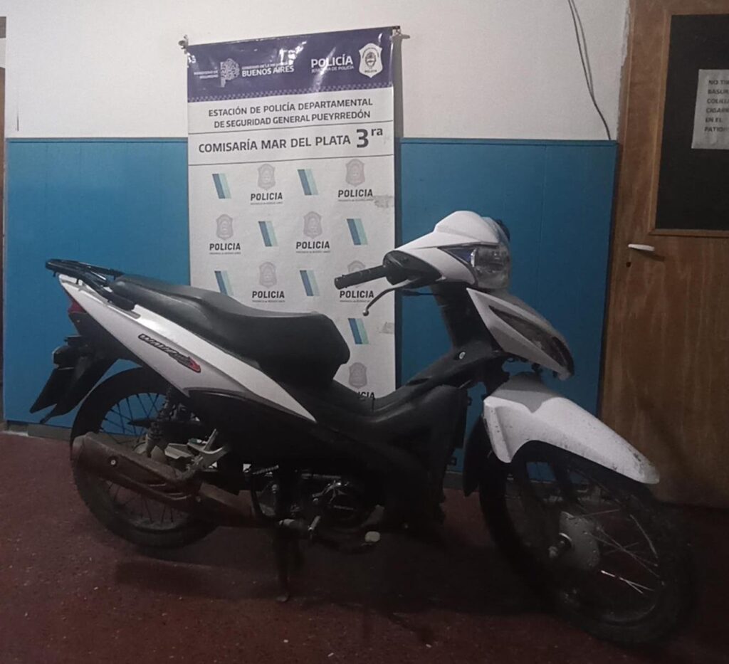 Pareja circulaba en moto y efectuó varios disparos en la vía pública: una aprehendida y un prófugo