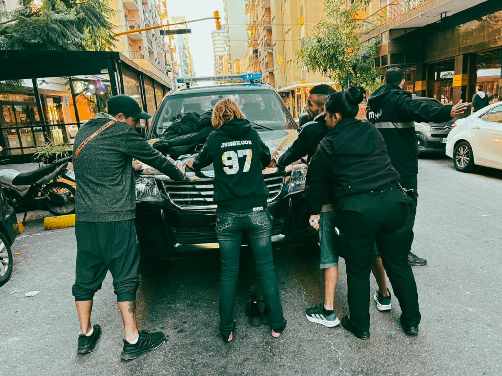 Generaba disturbios en la vía pública, tenía un «punta» y agredió a los agentes de la Patrulla Municipal