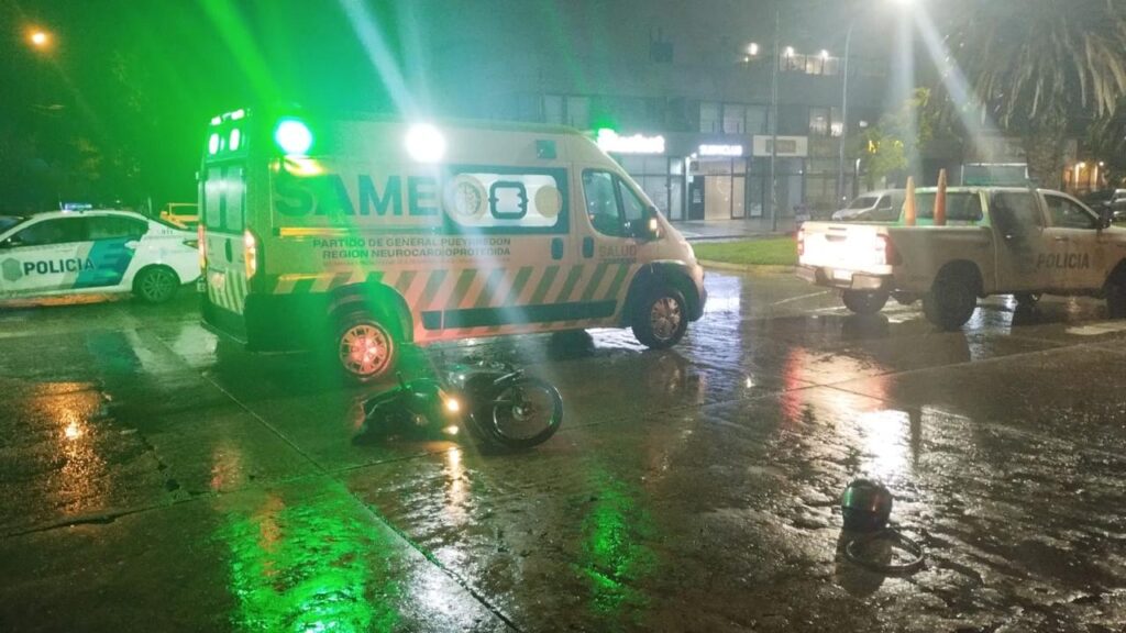 Una motociclista terminó hospitalizada tras chocar contra un automóvil