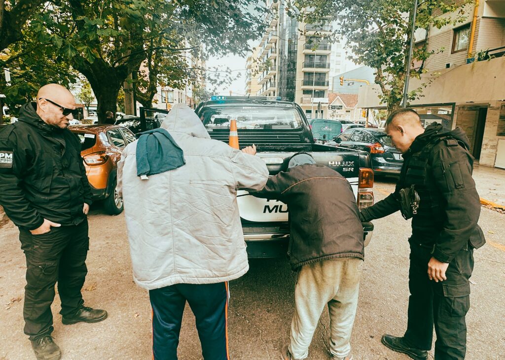 Los denunciaron los vecinos y terminaron intentando pegarle a los agentes de la Patrulla Municipal