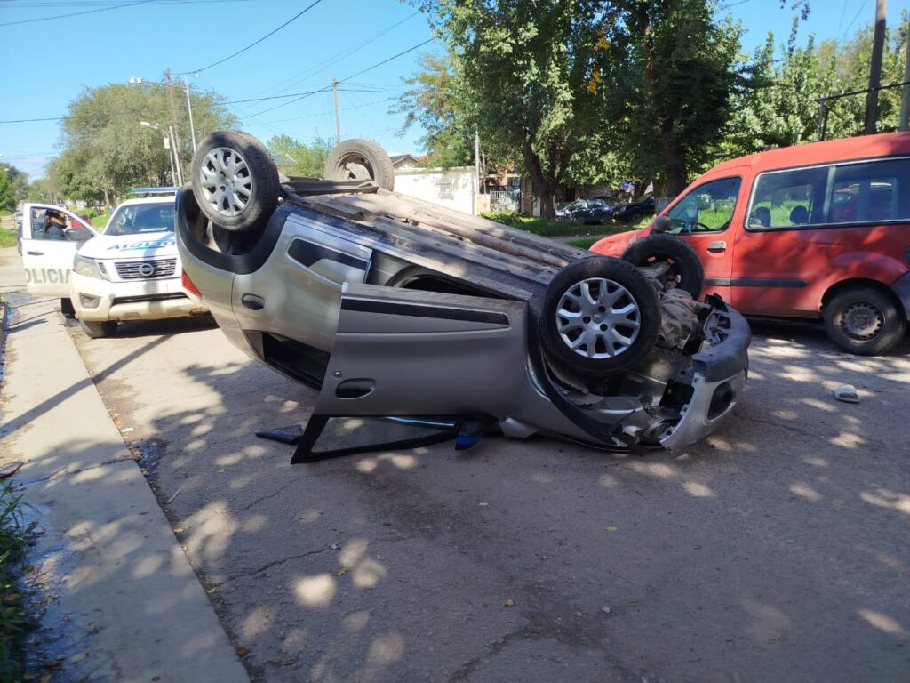 De película: robaron un auto, volcaron y un delincuente armado terminó aprehendido