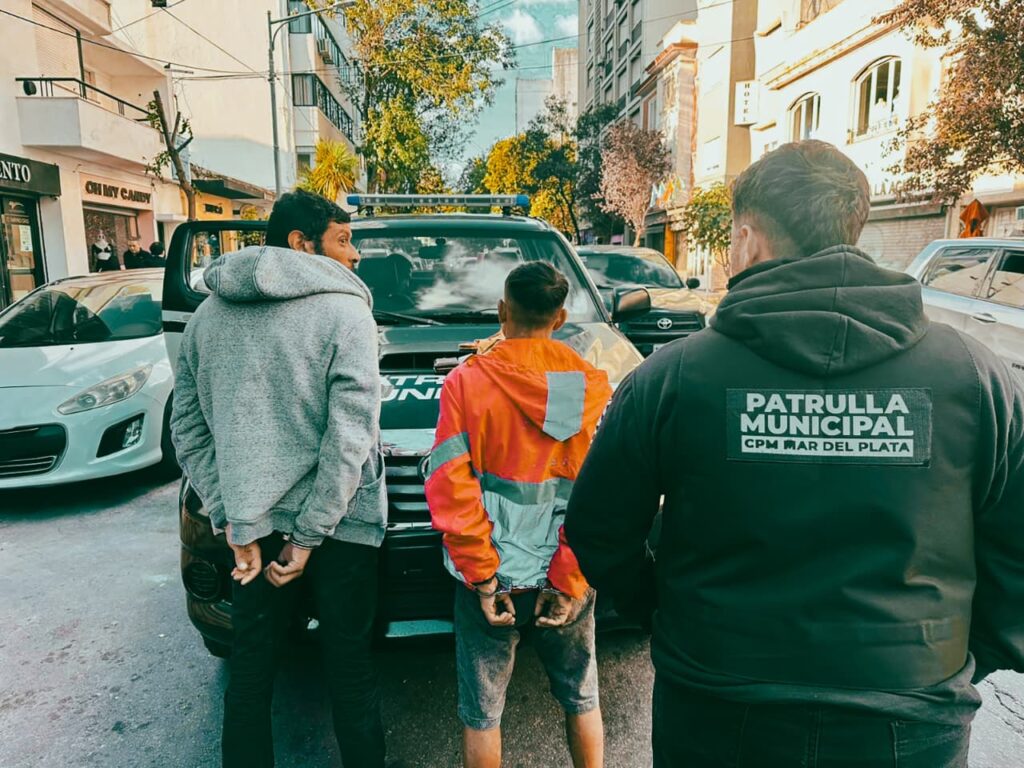 Lavaban autos en la calle, los denunciaron los vecinos e intentaron agredir a los agentes de la Patrulla Municipal