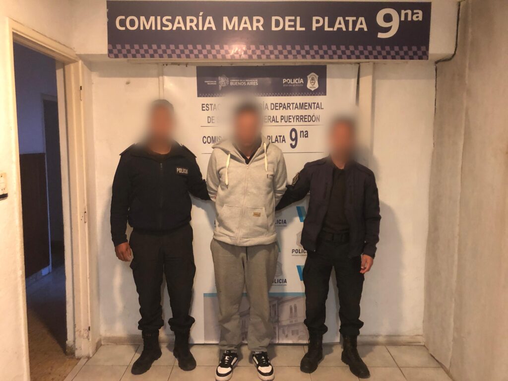 Atacó con un arma a la vendedora de un local del paseo Güemes y la encerró en el baño